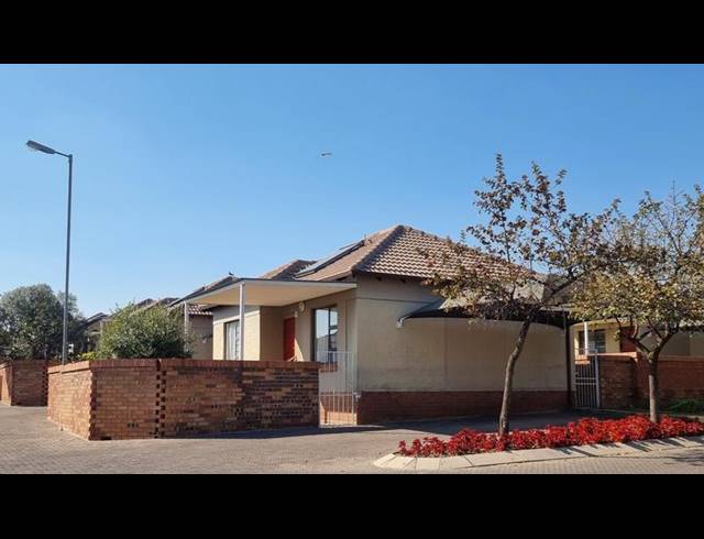2 BEDROOM TOWNHOUSE FOR SALE IN THE REEDS